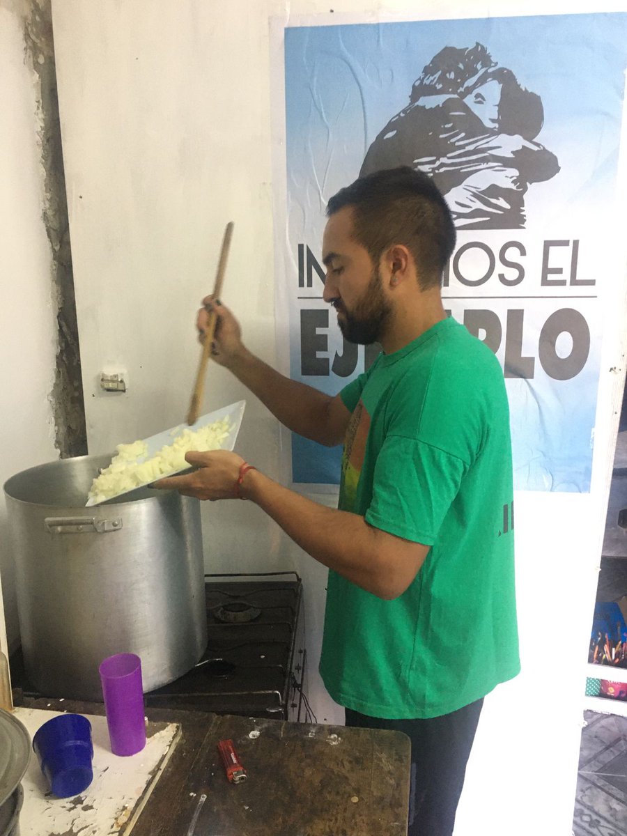 la_evaperon's tweet photo. #ollapopular para las familias de #barriogiardino en #laferrere.
Seguimos acompañando a nuestrxs vecinxs para llevar la cena a sus hogares.
La patria es el otrx! 💚✌
#LaMatanza
#vecinxs
#alimentacionsaludable https://t.co/LF10dqskQX