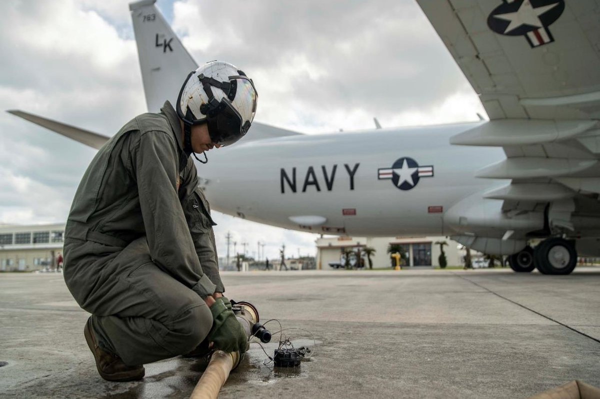 3d_MEB's tweet photo. MARINE CORPS AIR STATION FUTENMA, Okinawa (Feb. 6, 2022) A U.S. Marine assigned to Marine Medium Tiltrotor Squadron 165 connects fuel hoses before refueling a P-8A Poseidon attached to Patrol Squadron 26. #FreeandOpenIndoPacific #alwaysready #firsttofight #firsttorespond https://t.co/uj6EFH2wKG