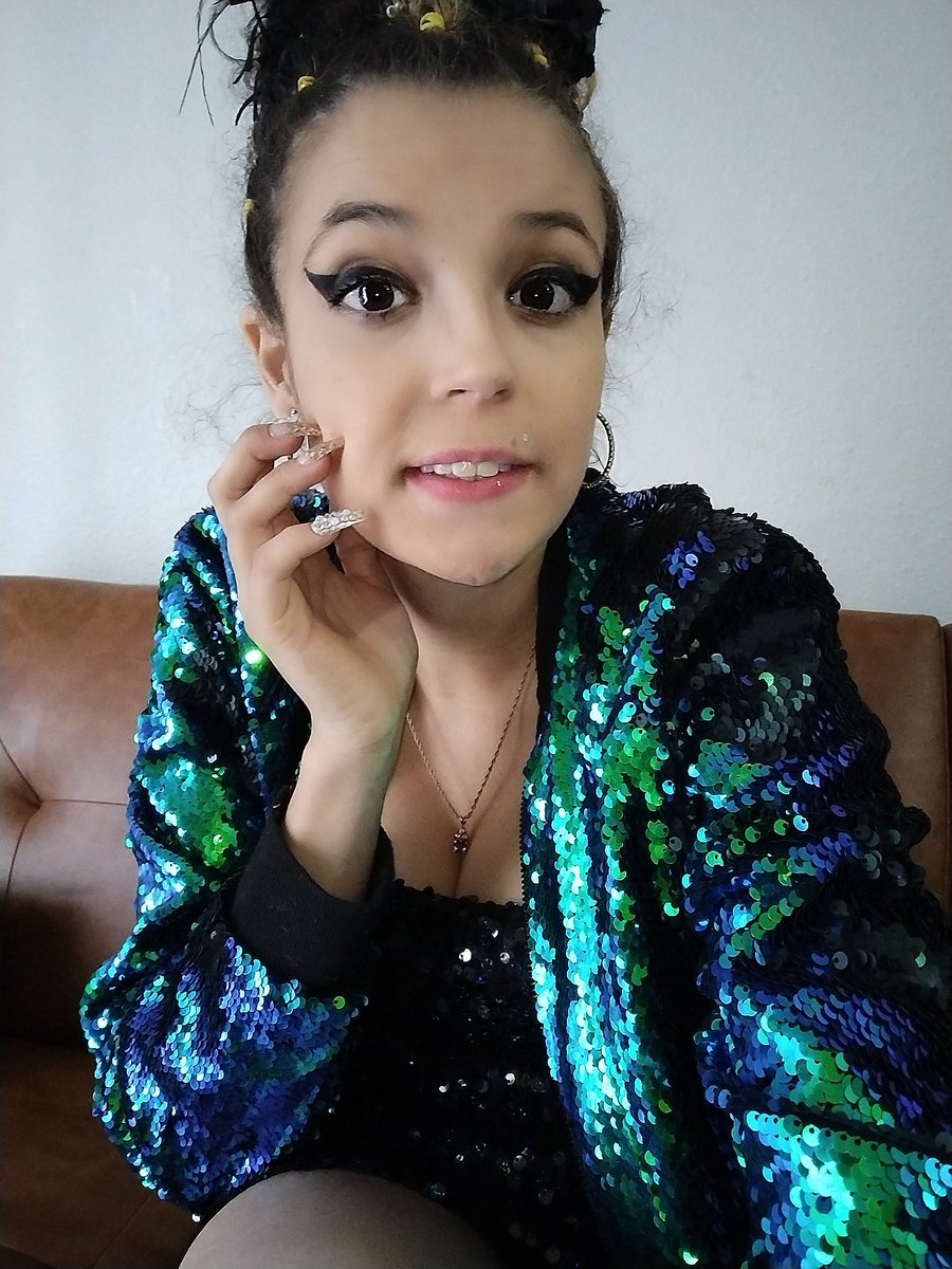 Anastasjazzsing's tweet photo. https://t.co/FoCAc1gDvY 
Hey lovely ladies and Gents TODAY'S my birthday so if you'd like to give some birthday money my paypal link is above and Defo if you'd like leave birthday wishes if you'd like 

      Much Love Xx Anastasia https://t.co/5skgd825dd