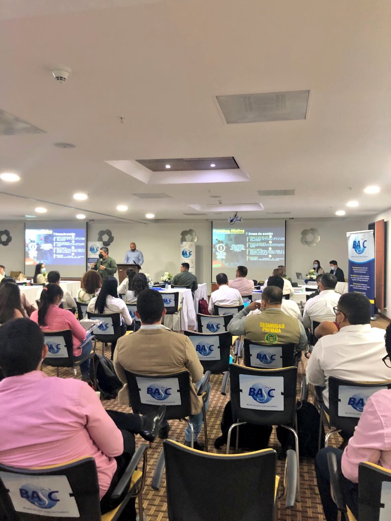 bascoriente's tweet photo. En marco de nuestra XIX Asamblea General Ordinaria, participa como invitado especial la @PoliciaAntiNar con sus jefes de área de Puertos y Aeropuertos y Área de Prevención. 
Pilares de la estrategia ESMERALDA en beneficio del Comercio Exterior.
Reiteramos nuestro apoyo! https://t.co/bKWfD8tfDL