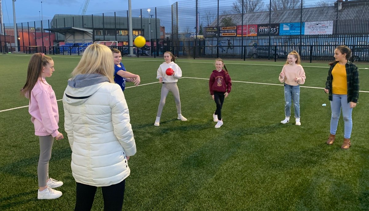 GrosvenorCommu2's tweet photo. Enjoying the brighter nights & getting our team games on outdoors #HealthyNights #PitchLife @eayouthservice @belfastcc https://t.co/TYEQNpbtbj