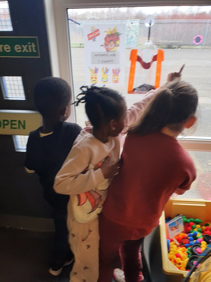 MrsChalmers3's tweet photo. P2/1 were planting bean seeds to investigate the different stages of growth. We also looked at what a plant needs to grow. We are looking forward to watching them! 🌱 @BarmullochP #BSW22 https://t.co/a584jc8Wug