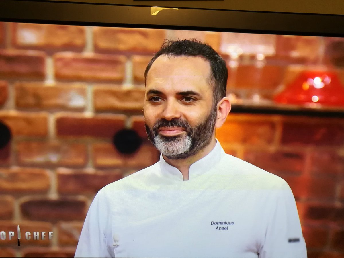 yopiyoyopiyeah's tweet photo. Et après vous prenez un arc, vous tirez sur la meringue et y’a un coulis de framboise qui sort qui représente le sang parce que l’amour c’est la mort #TopChef https://t.co/kNHxN98rrl