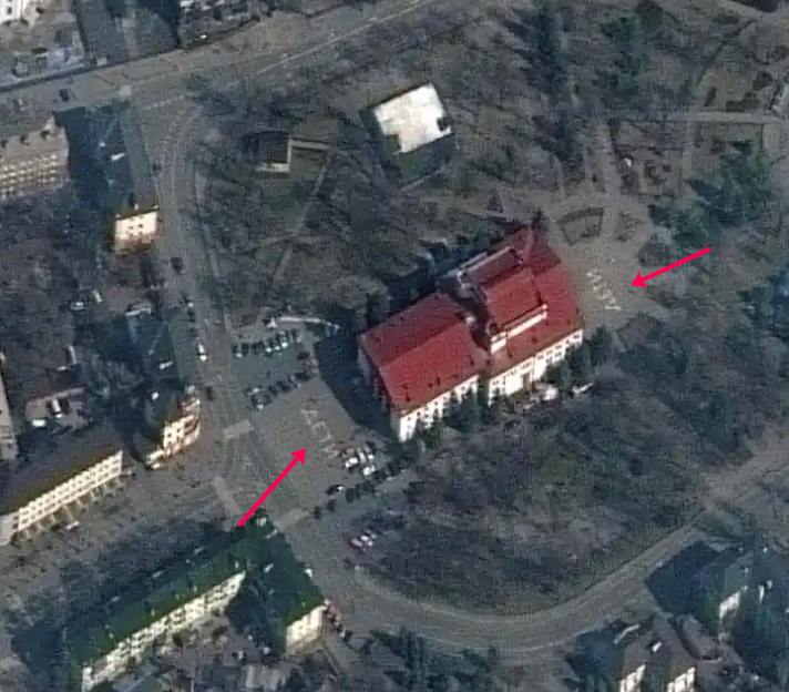 El Teatro de Mariupol destruido hoy y donde se refugiaban cientos de personas, tenía escrita en grandes letras la palabra rusa 'Дети' ('Niños').

Foto por satélite de Maxar del lunes 14 de marzo.