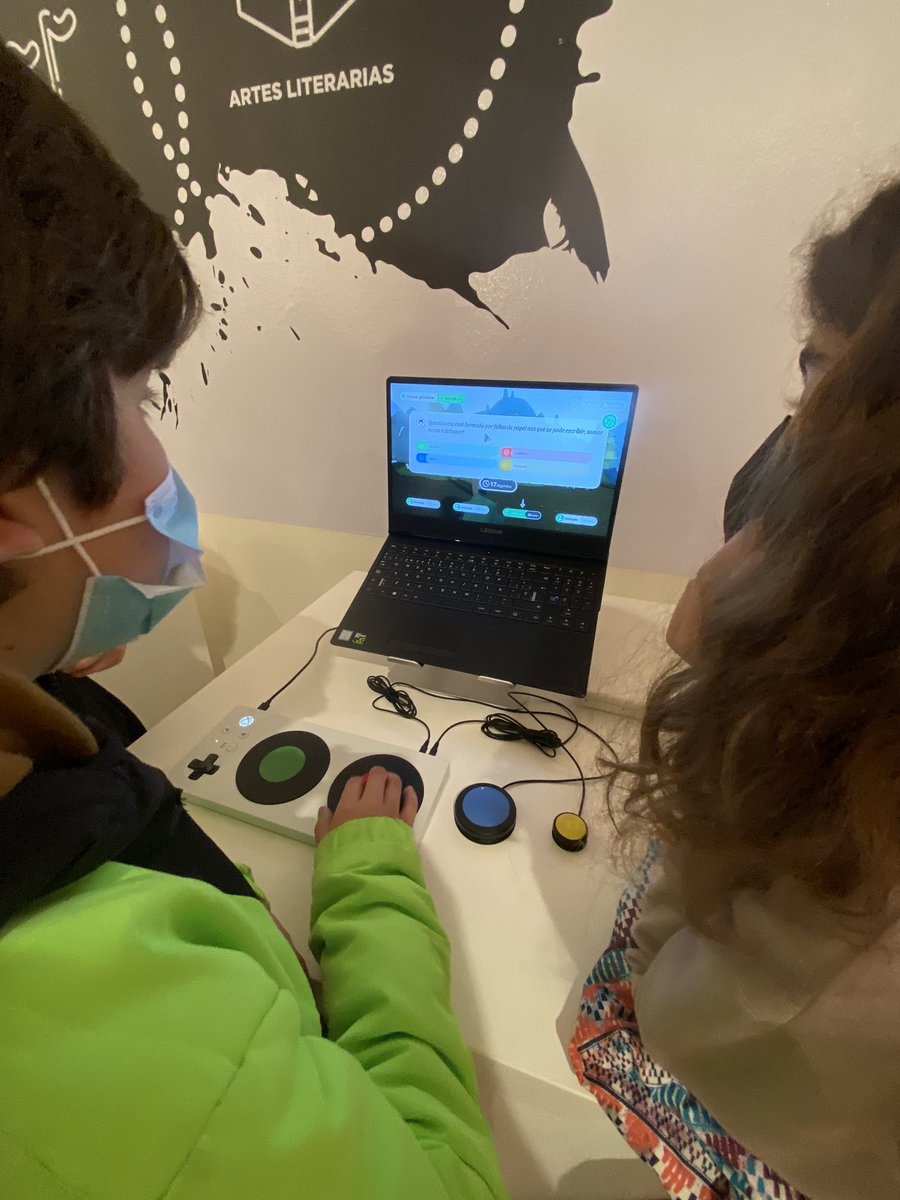 MuseoVideoxogo's tweet photo. Xornada intensa con catro coles no @SalondoLibro probando #AVOO, o videoxogo en desenvolvemento de #Iseltec e a #Fundación @MuseoVideoxogo.
Gozando cos máis pequenos tamén do #presente do videoxogo galego! ☺️
@Pontevedrate @CulturaXunta @ConcelloCangas https://t.co/emF8QGyWyE
