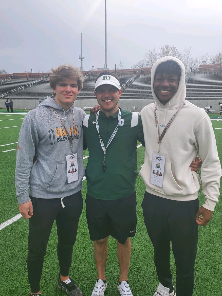 AaronBowens6's tweet photo. Lovedd @unccharlotte felt like family💚💚 @Coach_heals @CoachB_NinerD @CoachParks84 @sayren23 @YoureNextTrain1 https://t.co/cllSsO9SEt