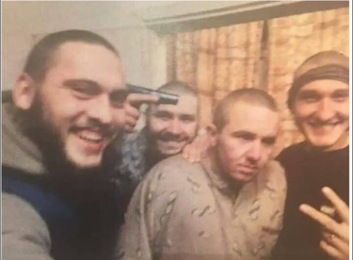 Se informa de la muerte del camarógrafo de televisión estadounidense Pierre Zakrzewski. Atrapado bajo el fuego, herido de muerte.
Pero recordaremos otro caso. Cuando los Azov tomaron prisionero al periodista italiano Rochelle, al q le hicieron una foto antes de ser asesinado...👇