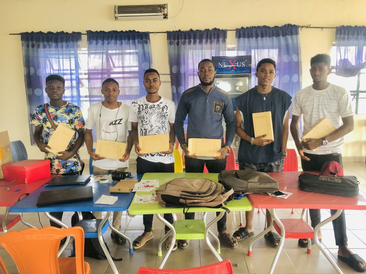 SteveGodstime's tweet photo. We Aims to educate 📲 students 👨‍🏫in tertiary 🧳 institution leveraging 👔 our technology 📱 @college_app_ in a way that will best service 👨‍✈️ the nation 🇳🇬 and word in the 21st century🎥.
@davido @wrblo 
#playmycourse
#collegeapp
#edtech
#teranext https://t.co/2rhTYWtUUd