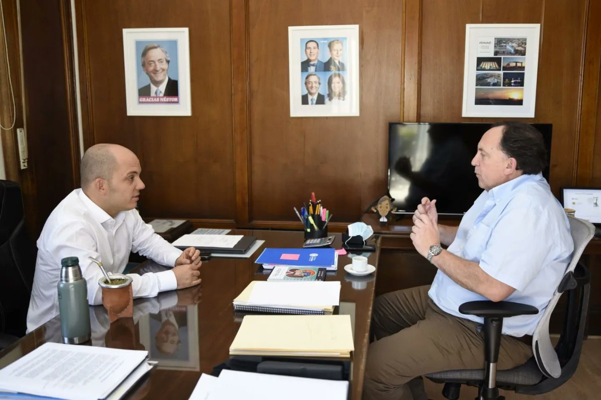 javierosunaGLH's tweet photo. Hoy visite a @ARZurro , Secretario de Municipios de la Nación, donde certificados los programas ejecutados el año pasado y presentamos nuevos proyectos para este 2022.
Sabemos y compartimos la importancia que tienen los municipios y trabajamos para mejorarlos. #SIGAMOS!! https://t.co/fOcZE7OatY