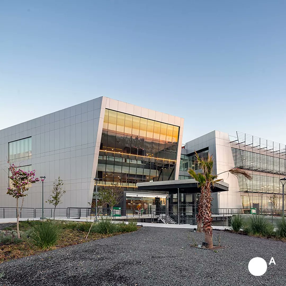 OxigenoArq's tweet photo. El proyecto de Centro de operaciones diseñado para la empresa @hdisegurosmex, ubicado en la ciudad de León Guanajuato, México; se basa en el concepto de Campus, con premisas como la horizontalidad y espacios abiertos. https://t.co/nVkZHNoCN4