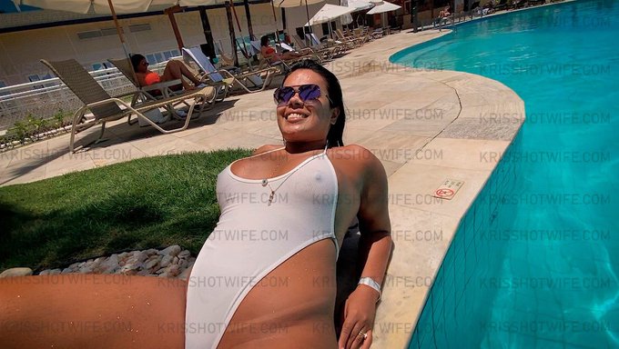 Esse v&iacute;deo da minha rainha @krisshotwife se exibindo na piscina do hotel com um mai&ocirc; branco bemmmmm transparente<a class="tags" target="_blank" title="On Twitter" href="/?out=eyJ0eXAiOiJKV1QiLCJhbGciOiJIUzUxMiJ9.eyJpYXQiOjE3MjQ3NDQwNDIsImlzcyI6InR3cG9ybnN0YXJzLmNvbSIsIm5iZiI6MTcyNDc0NDA0MiwiZXhwIjoxNzU2MjgwMDQyLCJyZWRpcmVjdF91cmwiOiJodHRwczovL3R3aXR0ZXIuY29tL2tyaXNzaG90d2lmZSJ9.paAVOgaTyOYEdv9l4cWYbXH09-X2gMGz8BjFN9S39NRPItmWyYKcr97O9y-Xh1ZOaZo4cGbvPbc3spYpGi1WXA">@krisshotwife</a><a href="/tag/blackfriday"class="tags"><span>#blackfriday</span></a><a href="/tag/krisshotwife"class="tags"><span>#krisshotwife</span></a>