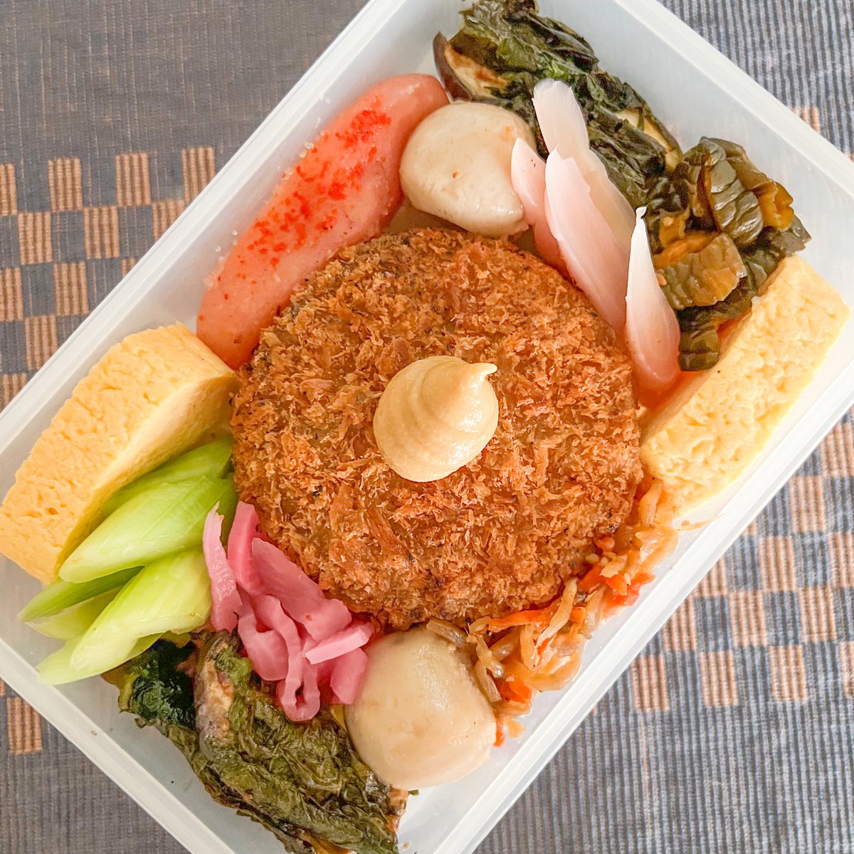 🙋おはよー！ あれっ！？ 夢じゃなかったんだ🙄 めっちゃ揺れたね！ メンチカツ弁当✨ だし巻き卵 辛子明太子 里芋の煮物 ナスの紫蘇巻き Qちゃん 新生姜 きんぴらごぼう 大根の桜漬け セロリ