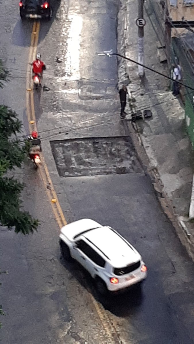 taniaklein03's tweet photo. Vieram tapar o buraco mas deixaram um maior e sem sinalização na R Guerino Giovani Leardini.  #BDSP @prefsp #buraco https://t.co/lgcg8wMgAo