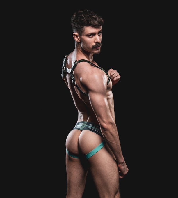 Peaches and Cream ? Awesome shoot with @willyumxxx x @PaulJamnicky x @skullnbonesny 
O/F Link in BiO