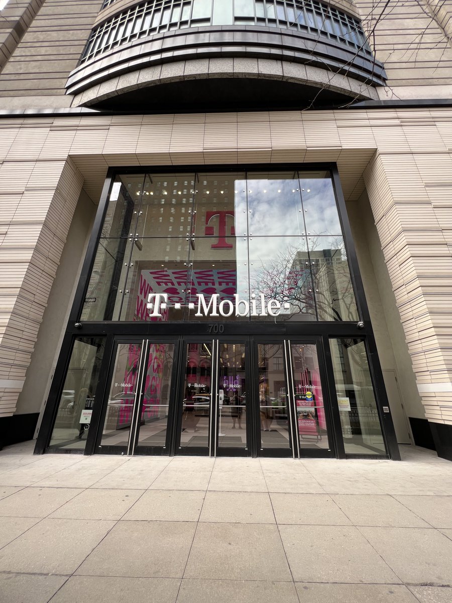 MagentaBrandonU's tweet photo. Of course when in Chicago I had to visit @TMobileMagMile Thanks again for being so welcoming! #SignatureStore #Chicago Also the 5G UC is 🔥 #TMobile https://t.co/8b85orGsT5