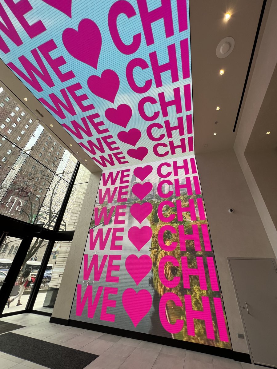 MagentaBrandonU's tweet photo. Of course when in Chicago I had to visit @TMobileMagMile Thanks again for being so welcoming! #SignatureStore #Chicago Also the 5G UC is 🔥 #TMobile https://t.co/8b85orGsT5