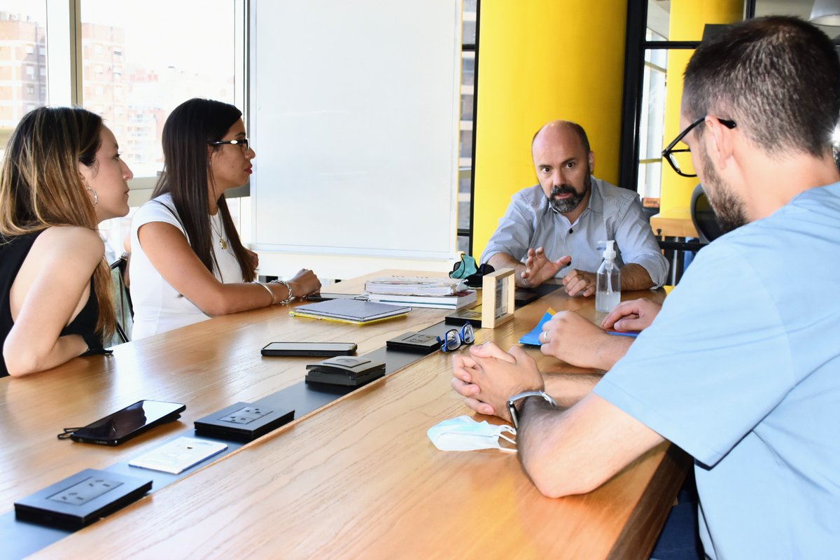 JDViola's tweet photo. ☑️ Nos reunimos con integrantes de @ConectandoCba , quienes nos presentaron un informe sobre el trabajo que realizaron en 2021, en el marco del Programa "Sembrando Ciudadanía", en los #CPC Colón, Guiñazú, Monseñor Pablo Cabrera y Mercado 📍

#CórdobaCapital https://t.co/c0xc3DrQmb