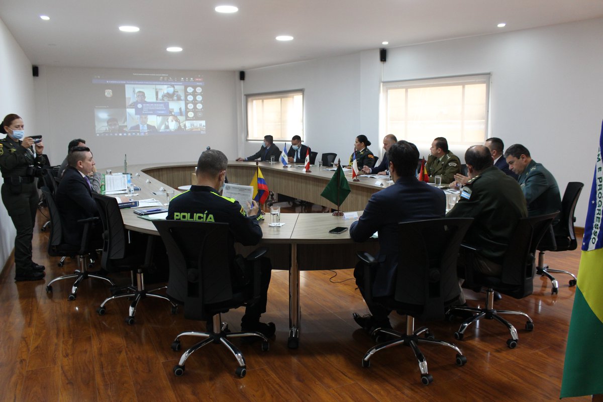 AmeripolOrg's tweet photo. 1. Se efectúa una acción enfocada en la desarticulación de organizaciones dedicadas al contrabando de cigarrillos y licores; se logra el desmonte de 16 estructuras delincuenciales, 188 capturados y mercancía avaluada en USD 9.5M.

#CaminoALaSeguridadRegional
@PoliciaAduanera https://t.co/kLKGwN5S7K