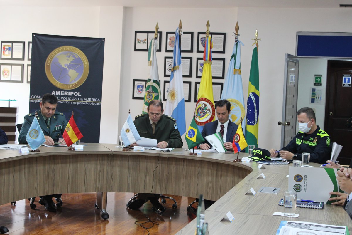 AmeripolOrg's tweet photo. 1. Se efectúa una acción enfocada en la desarticulación de organizaciones dedicadas al contrabando de cigarrillos y licores; se logra el desmonte de 16 estructuras delincuenciales, 188 capturados y mercancía avaluada en USD 9.5M.

#CaminoALaSeguridadRegional
@PoliciaAduanera https://t.co/kLKGwN5S7K