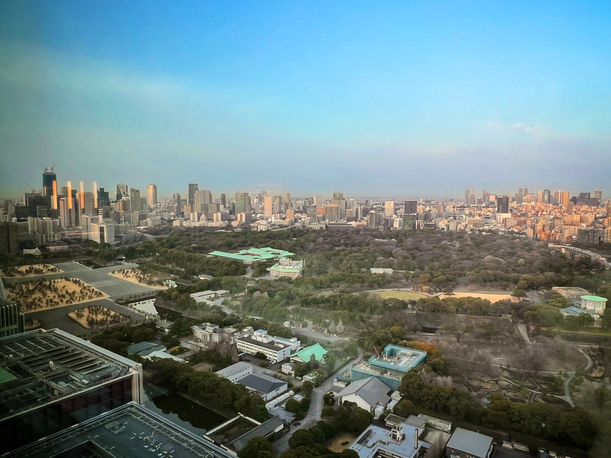 yanesen's tweet photo. 大手町の朝。昨晩の地震時はビルの揺れが数分止まらず。
#地震
#大手町
#皇居 https://t.co/0rIwSawLLE