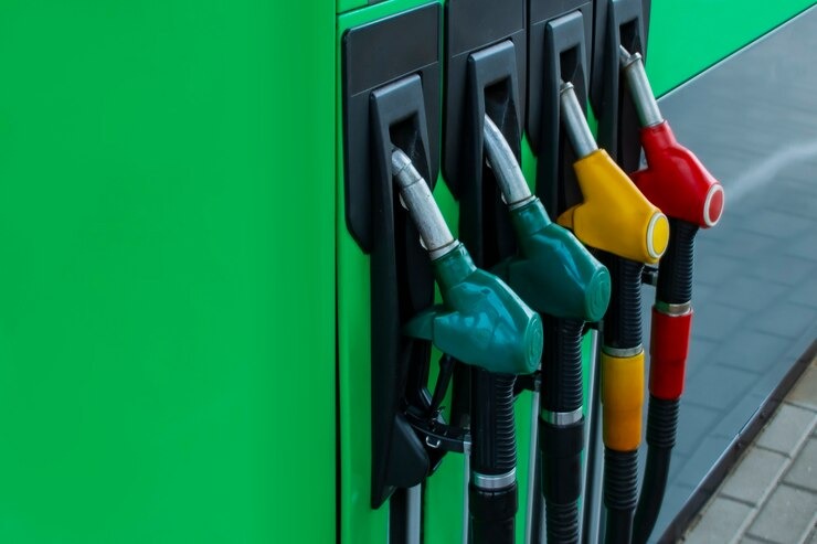 AlmironMarquito's tweet photo. *7 Razones del porque en Paraguay nunca tuvo que haber aumentado el precio del combustible*. 

1- El Gobierno Aprovechó la Guerra de Rusia Vs Ucrania para Subir el combustible. 
2- Petropar contaba con Stock para tres meses del precio viejo anterior. https://t.co/vkklPqTYoh