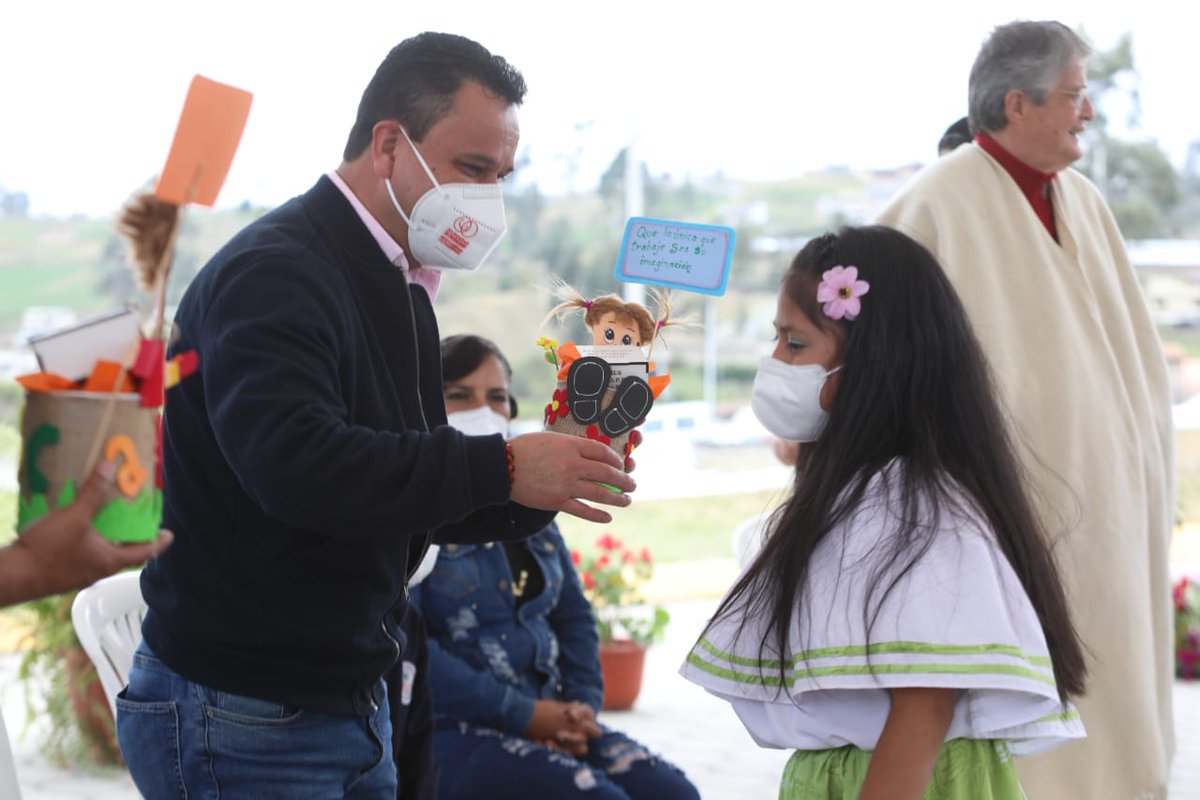 EstebanBernalB's tweet photo. Hoy en #Ambato acompañamos al Pdte. @LassoGuillermo en el diálogo "Encontrémonos por la niñez y adolescencia". Presentamos casos de desvinculación de niñas(os) del trabajo infantil y los exitosos procesos de adopción.
La política social en el #GobiernoDelEncuentro es prioridad. https://t.co/Iyh5lfQ5fw