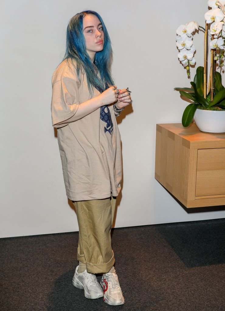 IBESTBLUEH's tweet photo. just billie eilish with blue hair https://t.co/rV2DEBR24D