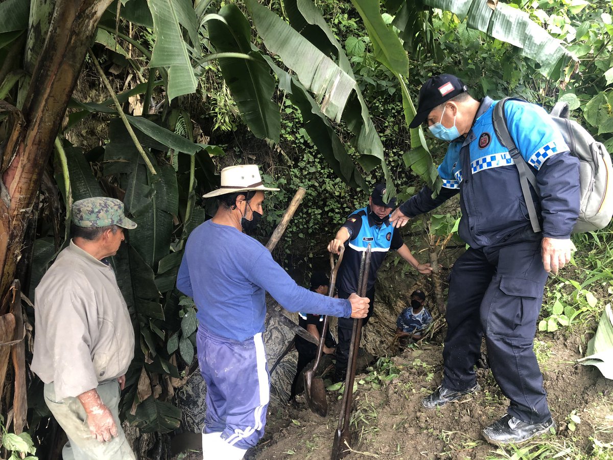 La situación se pone cada vez más compleja en la búsqueda de la niña desaparecida en #Loja. 

No hay rastros, hay sectores difíciles, se presume que pudo haber pasado hacia el río y la lluvia hizo crecer nuevamente el caudal de la quebrada.