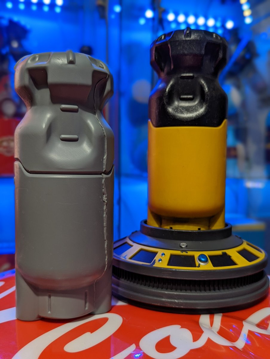 Fallout_Collect's tweet image. #prototype #Fallout #Fusioncore
Got this awhile ago, along with another proto from a friend who worked for Bethesda. It&apos;s a prototype of the Chronicle Collectibles fusion core. Definitely a cool piece to own!
#Fallout4 #Fallout76 #collectibles #mancave #rare