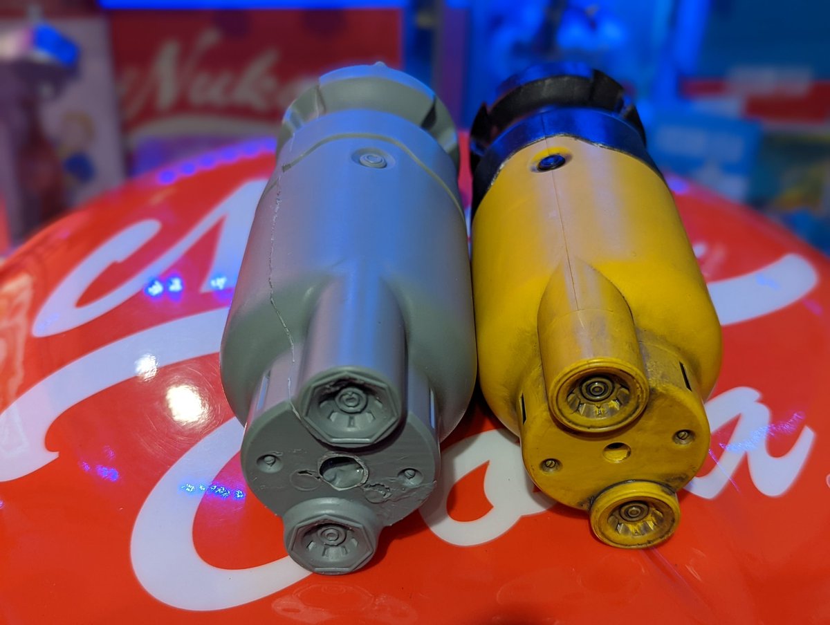 Fallout_Collect's tweet image. #prototype #Fallout #Fusioncore
Got this awhile ago, along with another proto from a friend who worked for Bethesda. It&apos;s a prototype of the Chronicle Collectibles fusion core. Definitely a cool piece to own!
#Fallout4 #Fallout76 #collectibles #mancave #rare