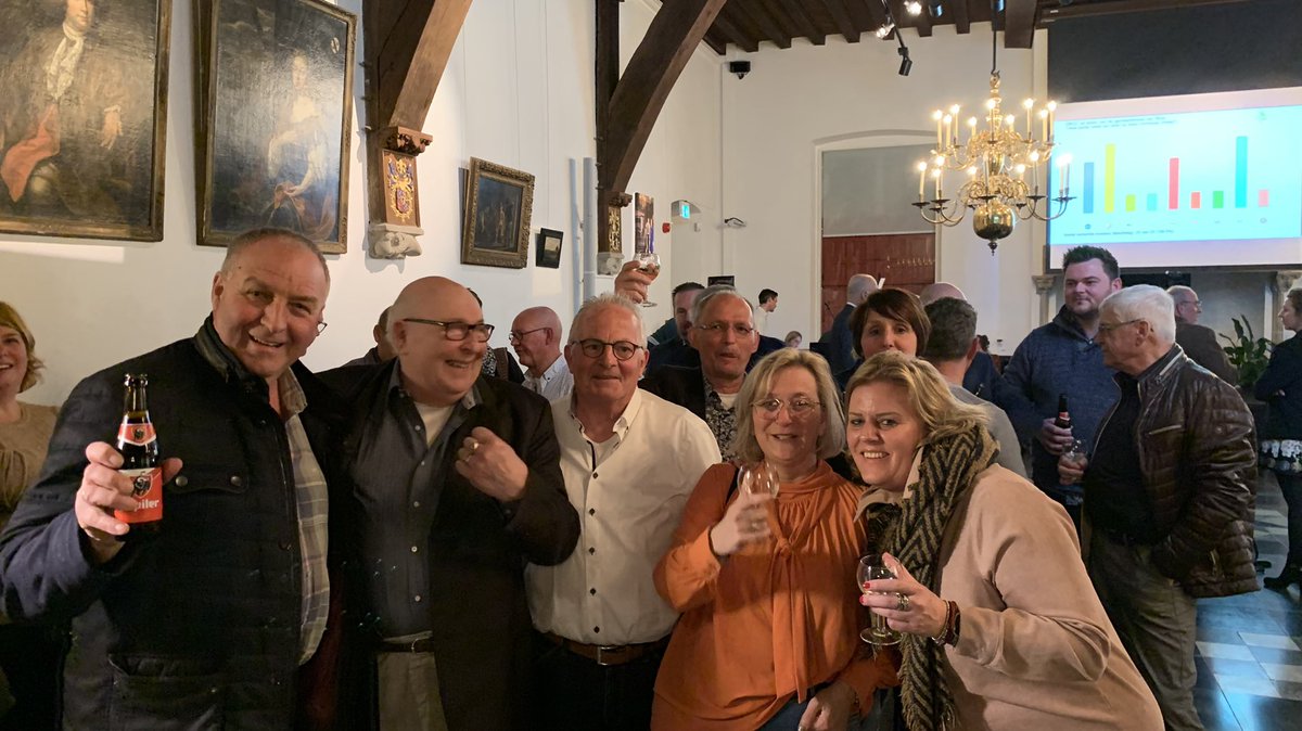 EllenNwnhz's tweet photo. Sluis Lokaal is de grootste geworden in de gemeente Sluis. Blije kandidaten! #zeelandkiest https://t.co/LLijP8fgos