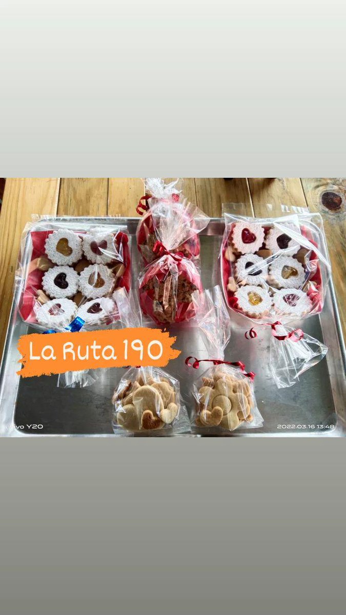Mi hermana hornea galletas de chispas de chocolate, mantequilla rellenas de mermelada de piña, fresa y zarzamora y galletas simplemente de mantequilla informes al 9515442546 y venta en La Ruta 190 frente a #Bienestar