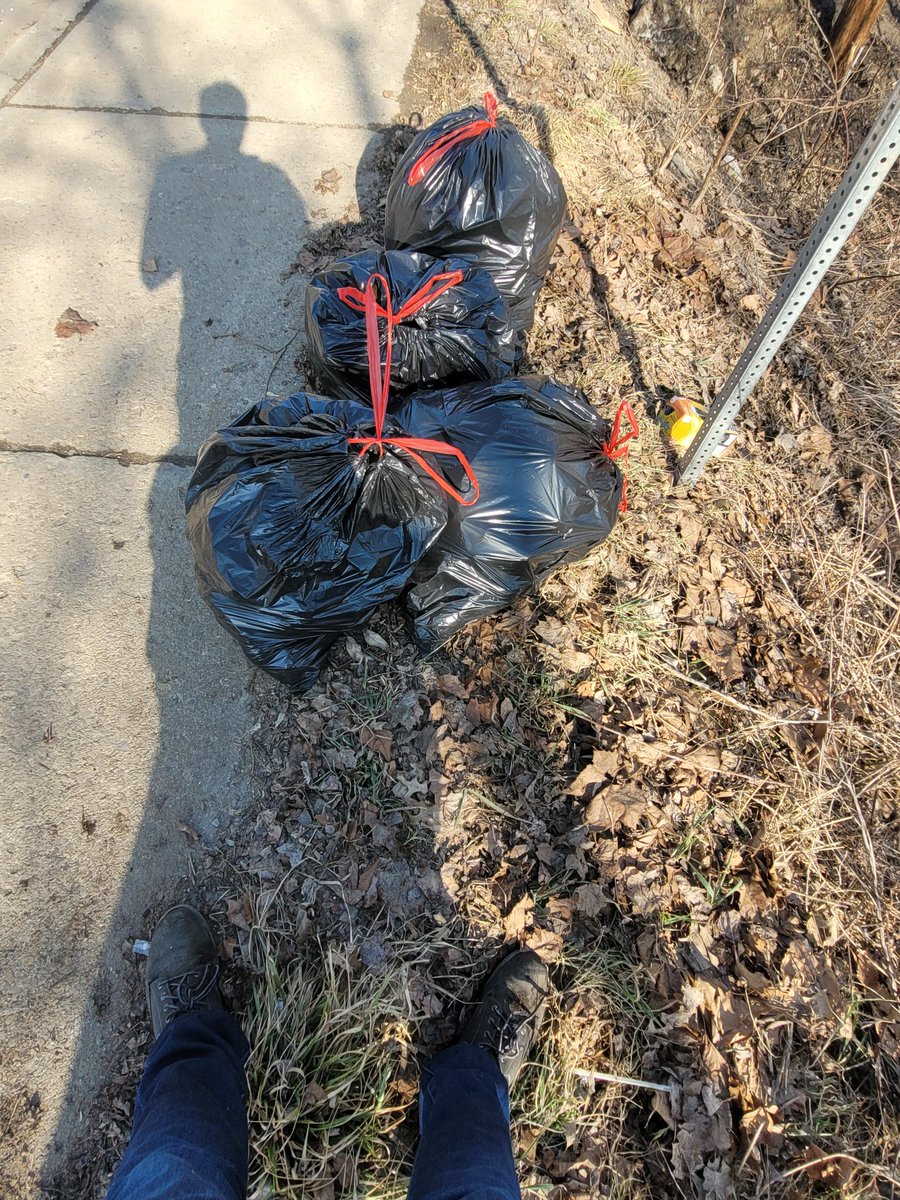 MemeForTrees's tweet photo. Cleaned up another 5 bags of liter today. https://t.co/DPkR72xlUz