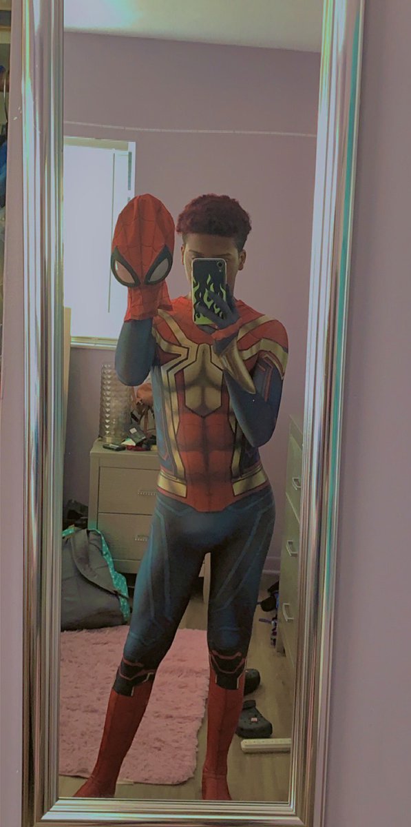 CAPRlSOULS's tweet photo. your local spiderman https://t.co/7ZD7nWJZ8s