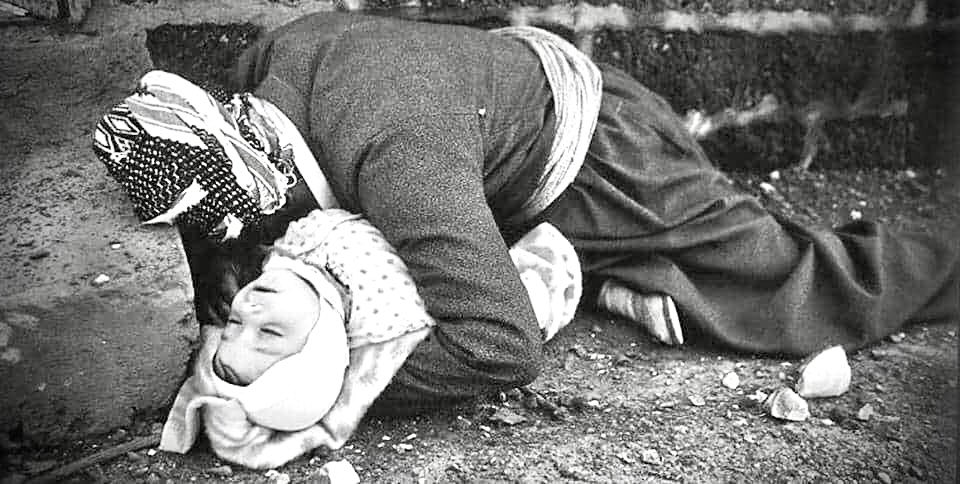SlivaCegerxwin's tweet photo. The bloody Friday 16-3- 1988.This image should awaken the anesthetized conscience of the international community. Kurds in Halabja met death in seconds from the gas attacks,what did the world do?This genocide remains as a black spot in the history of humanity. #NeverForgetHalabja https://t.co/X8MnQ07cbo