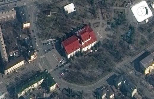ua_parliament's tweet photo. ❗ IMPORTANT ❗
On the square near the destroyed #Mariupol Drama Theater, there was a huge word "CHILDREN" written in russian. Striking satellite imagery shows the inscription in front of and behind the theatre was clearly seen from above.
1,200 civilians were sheltering in it. https://t.co/C0omY87dpa