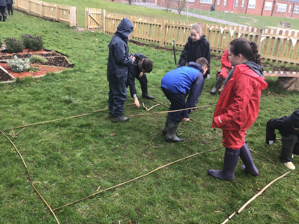 YsgolHiraddug's tweet photo. Some brilliant team work in Year 5's outdoor classroom today while creating 2D shape pictures. We have also found a way to draw a perfect circle! @_OLW_ #dirtyteaching #mathsoutdoors https://t.co/yAFBvwO5XS