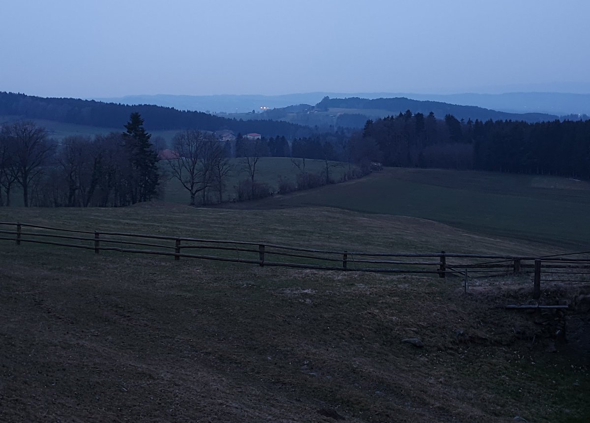 Es ist wieder die Jahreszeit, in der zahlreiche Sportplätze über weite Entfernungen sichtbar sind. Fotos können dies nicht annähernd naturgetreu wiedergeben - die Dynamik vom lichtsensitiven Chip bis zum Bildschirm reicht dafür einfach bei weitem nicht aus! #Lichtverschmutzung