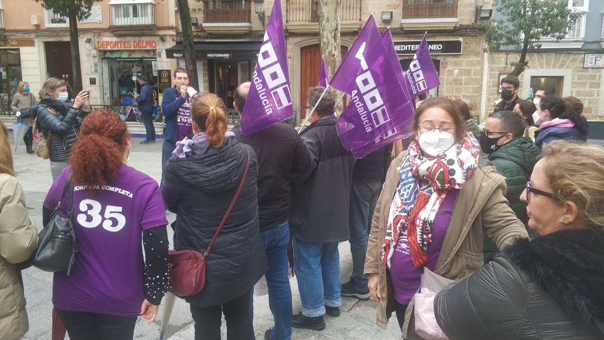 SOSMonitor's tweet photo. 📢🪧 Una vez más, #MonitorasEnLucha y #MonitoresEnLucha de Cádiz nos hemos hecho oir con fuerza convocad@s por @CCOOEnseCadiz con respuesta del colectivo a la altura. ¿A qué espera @javierimbroda para cumplir su compromiso? #JornadaCompletaYA #SiEstoNoSeArreglaHuelga💪💜 https://t.co/dJlAv6OwzX
