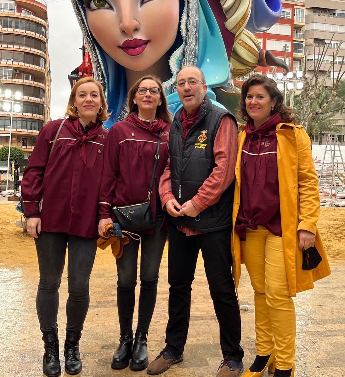 BalaguerMentxu's tweet photo. 💥Amb les companyes @MariaJosepAmigo i @dolorsgimeno hem representat la @dipvalencia a la visita oficial que hem fet a les Falles d’Alzira. Gràcies al seu Alcalde, @DiegoPlouifasol a @AjuntAlzira, la Junta Local i a @FallaLaMalva per la seua invitació. #peim🧨 https://t.co/F4gYXu8zBT