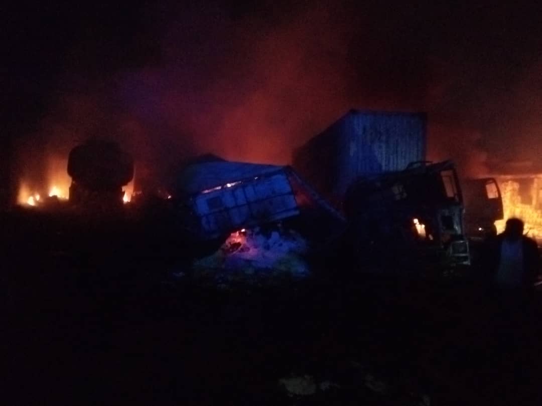 radiookapi's tweet photo. Incendie à De Bonhomme : pas de maisons brûlées, seul le dépôt de carburant a été calciné, précise la Police https://t.co/Ya5vaqwNrB https://t.co/BMS9zChS16
