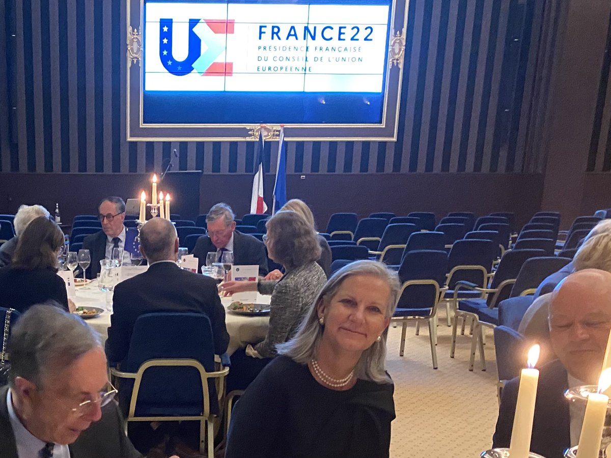 FrancesLanitou's tweet photo. #France22 #AllianceFrançaise #LaHaye #FranseTafel #DeWitte Une soirée francophone très intéressante avec invité d’honneur S.E. Luis Vassy @lvassy Ambassadeur de la #France aux #PaysBas - La présidence française de l’UE et la rôle de la France en Europe @CyprusMFA @IKasoulides https://t.co/4CzJ8A9R0S