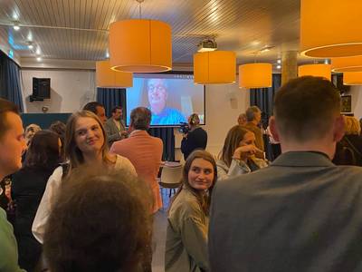 ED_Regio's tweet photo. Nek-aan-nekrace tussen VVD, CDA en D66 in Best na tellen helft van de stemmen https://t.co/ulal5BpCQJ https://t.co/G0DfvePYrl
