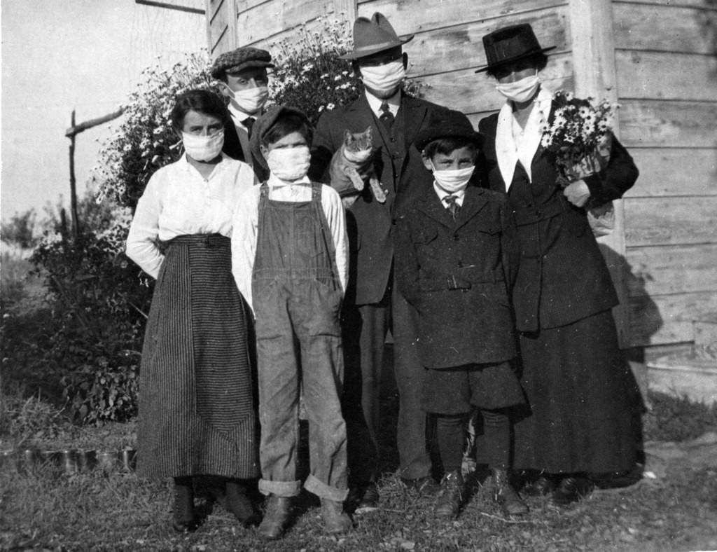 Family portrait from the 1918 flu pandemic. (Retweet when you see it... 🐱)
