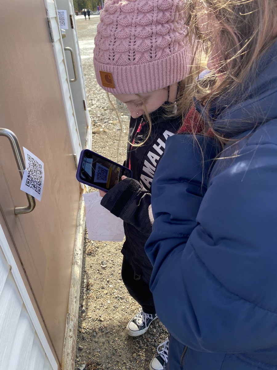 MsCareyPE1's tweet photo. Students from New World Island Academy darted outdoors today to participate in a QR Code Scavenger Hunt and shoot some hoops 😎 @schoolsportsnl #DartOutdoors https://t.co/Lzluk8yrQ4