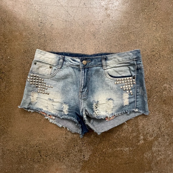 AshKellestine's tweet photo. So good I had to share! Check out all the items I'm loving on @Poshmarkapp #poshmark #fashion #style #shopmycloset #ugg #sanssouci #katespade: https://t.co/q1V7uJIz7K https://t.co/jk4hGCTZLn