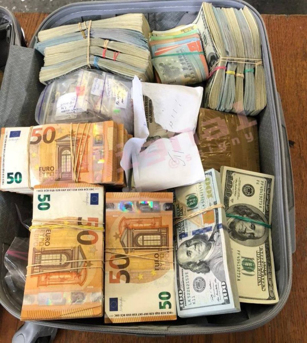 Ukrainian diplomat arrested trying to leave the country with:
$140,000
€68,000 euros
12 kgs gold bars
13.8 kgs of gold jewellery 

Should have used #Bitcoin bro 🤦🏻‍♂️ 

c:<a href="/khalediskef/">Khaled Iskef</a>