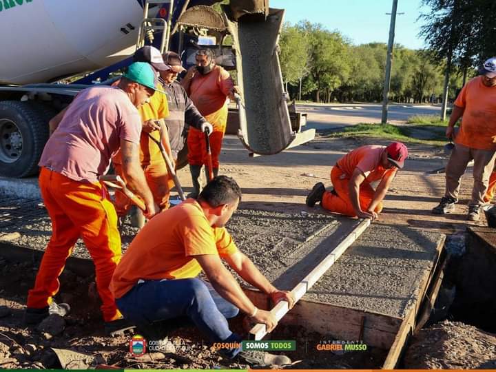 MuniCosquin's tweet photo. 🔶️Comenzaron las tareas de hormigonado en la Obra de Desagües de Barrio San José Obrero.

Continuamos completando la superficie de la carpeta asfáltica bajo de la cual están subterrados los módulos.  

Esta gran obra esperada por los vecinos es realizada junto al @gobdecordoba https://t.co/GlAMN1LoMT
