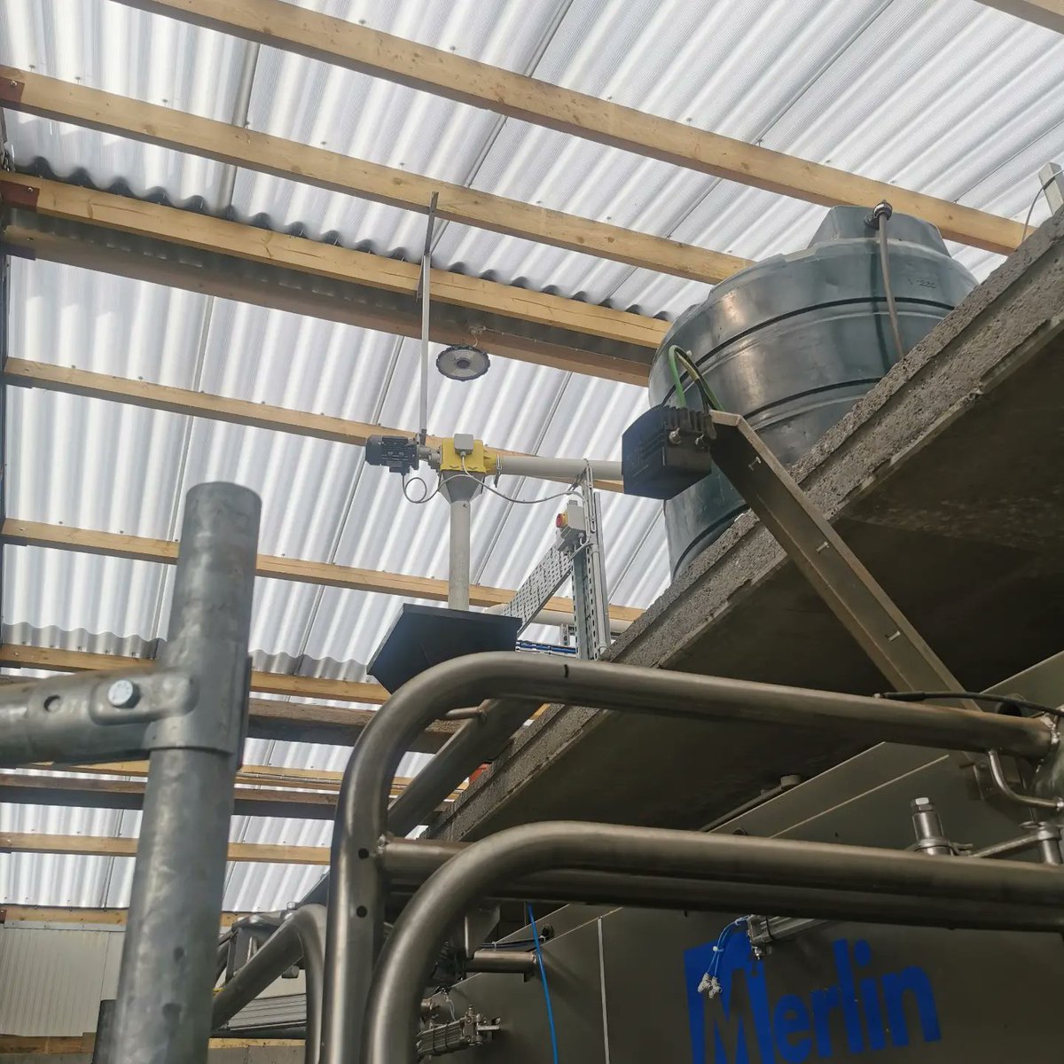 michaeldowney6's tweet photo. On another nice neat retrofit @FullwoodPackoIE Merlin farm. Loads of natural light in through the clear sheeted roof. Last bits finishing up to go out to grass on #abcgrazing . Neatly fitted job by Frank McDermott Milkingπ @FullwoodPackoGr #grasstomilk #roboticmilkingIreland https://t.co/XKLDz1FSYQ
