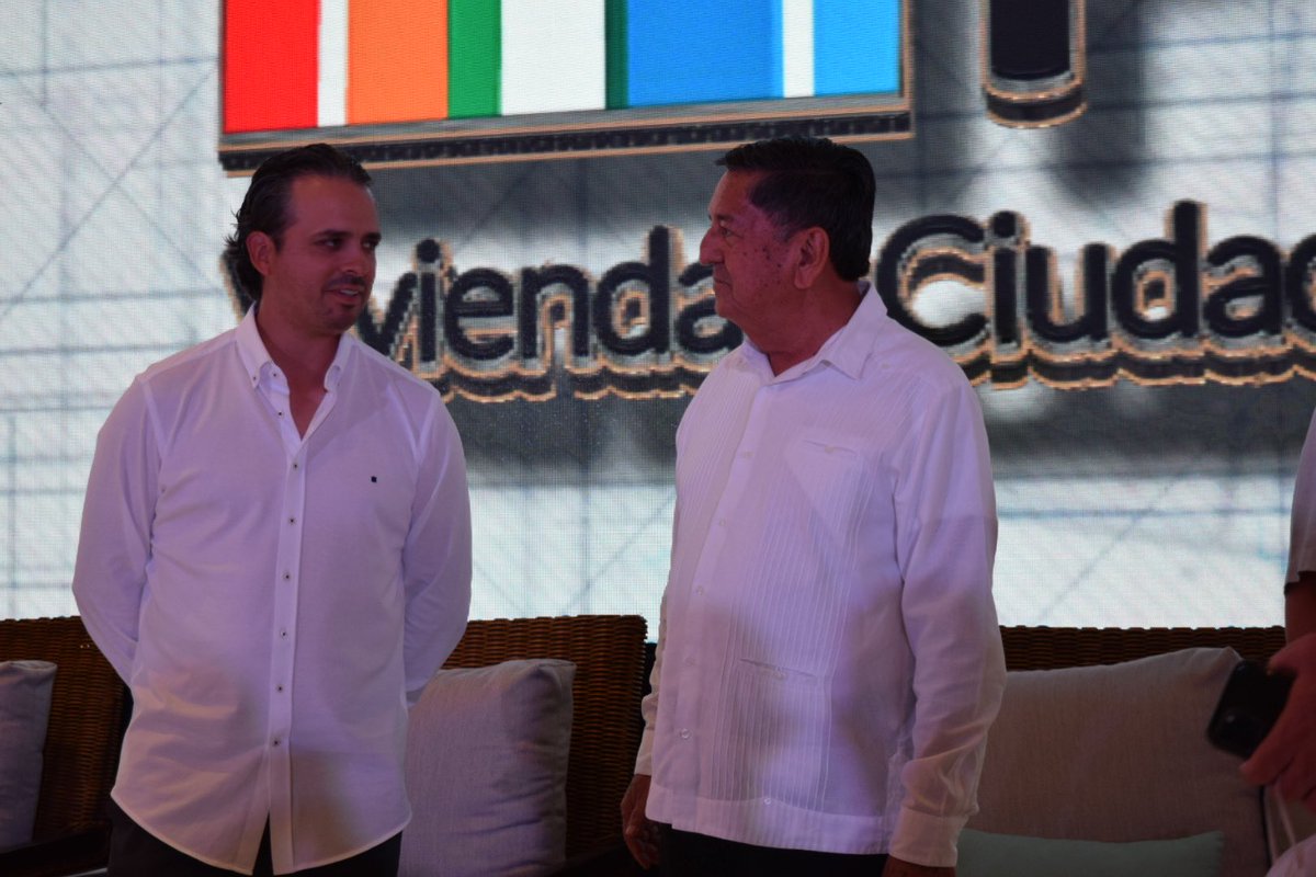 CANADEVINAC's tweet photo. Inauguran la XI reunión anual de #vivienda y #ciudad #PuertoVallarta 2022, el Pdte. Mpal. Luis Alberto Michel Rodríguez, el presidente saliente y entrante de @CanadeviJ, Diego López de Lara y  Rodrigo Gil Ramírez, con la presencia de nuestro presidente, @_Moreno_Alberto. https://t.co/FtcZGUu8c5